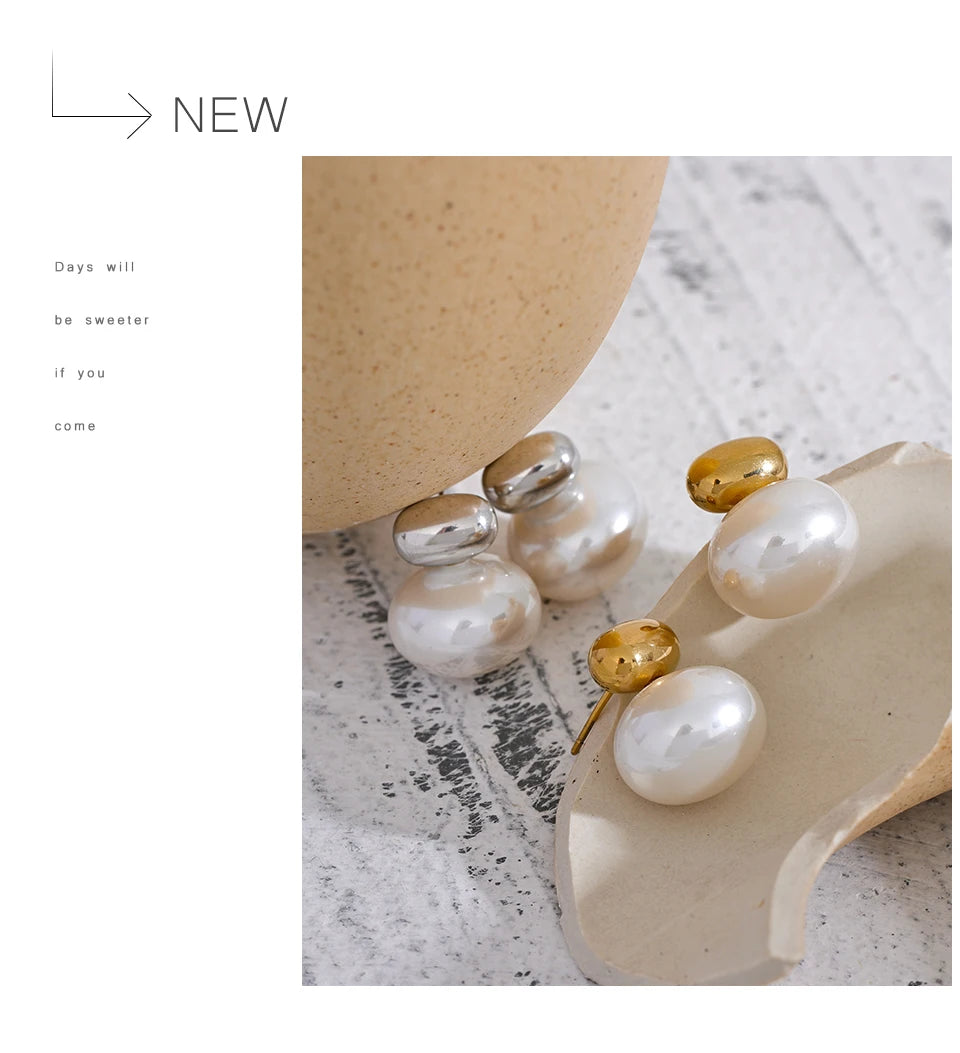 Pearl beaded geometric earrings in gold-plated stainless steel with pearl.