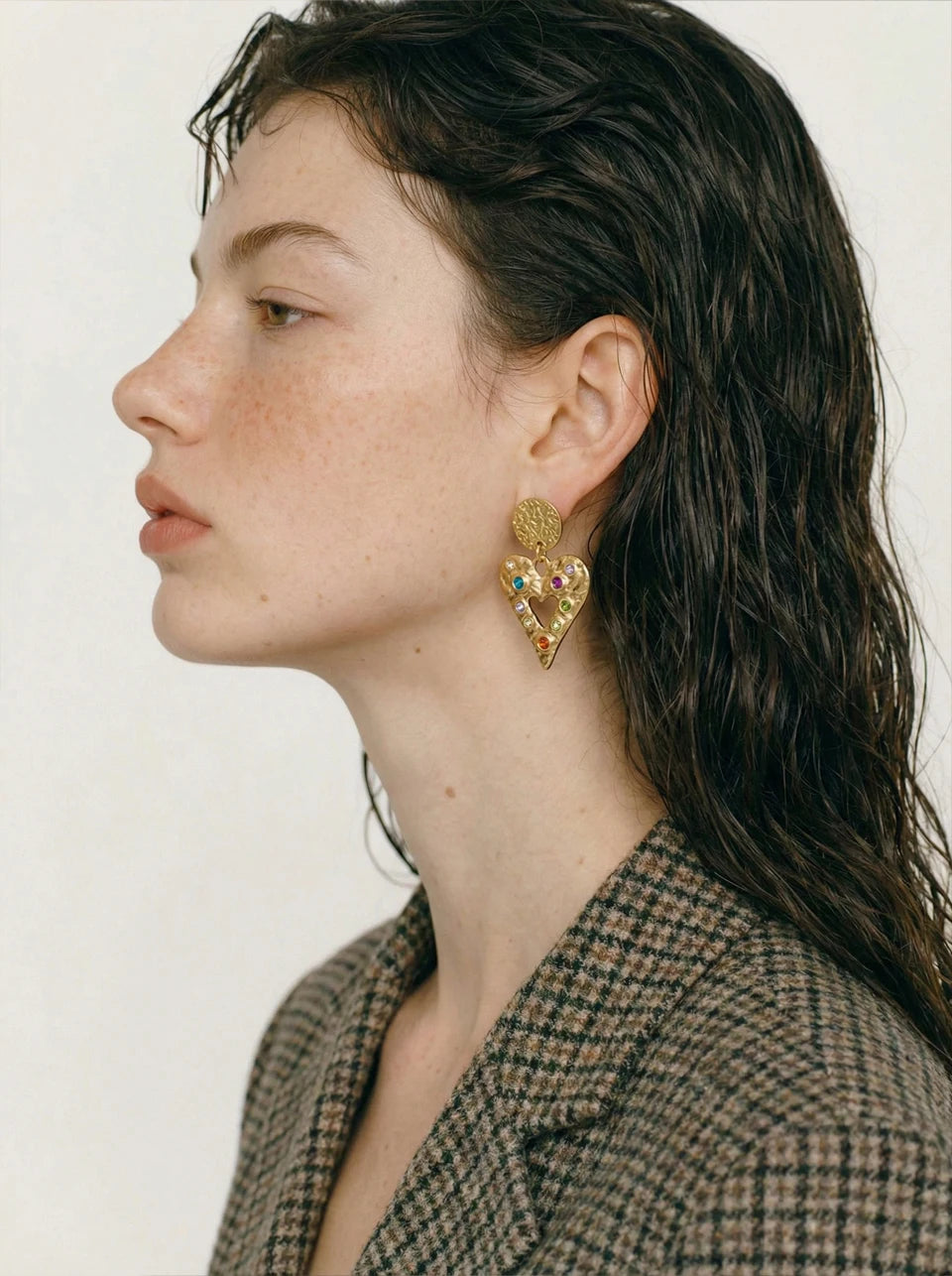 Cubic zirconia heart hammered earrings in gold-plated stainless steel with cubic zirconia.
