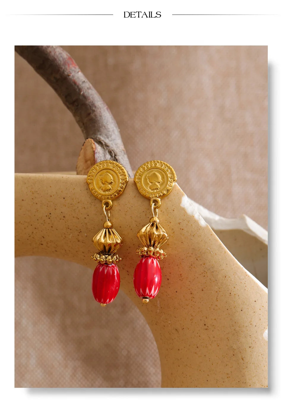 Geometric earrings in gold-plated stainless steel.