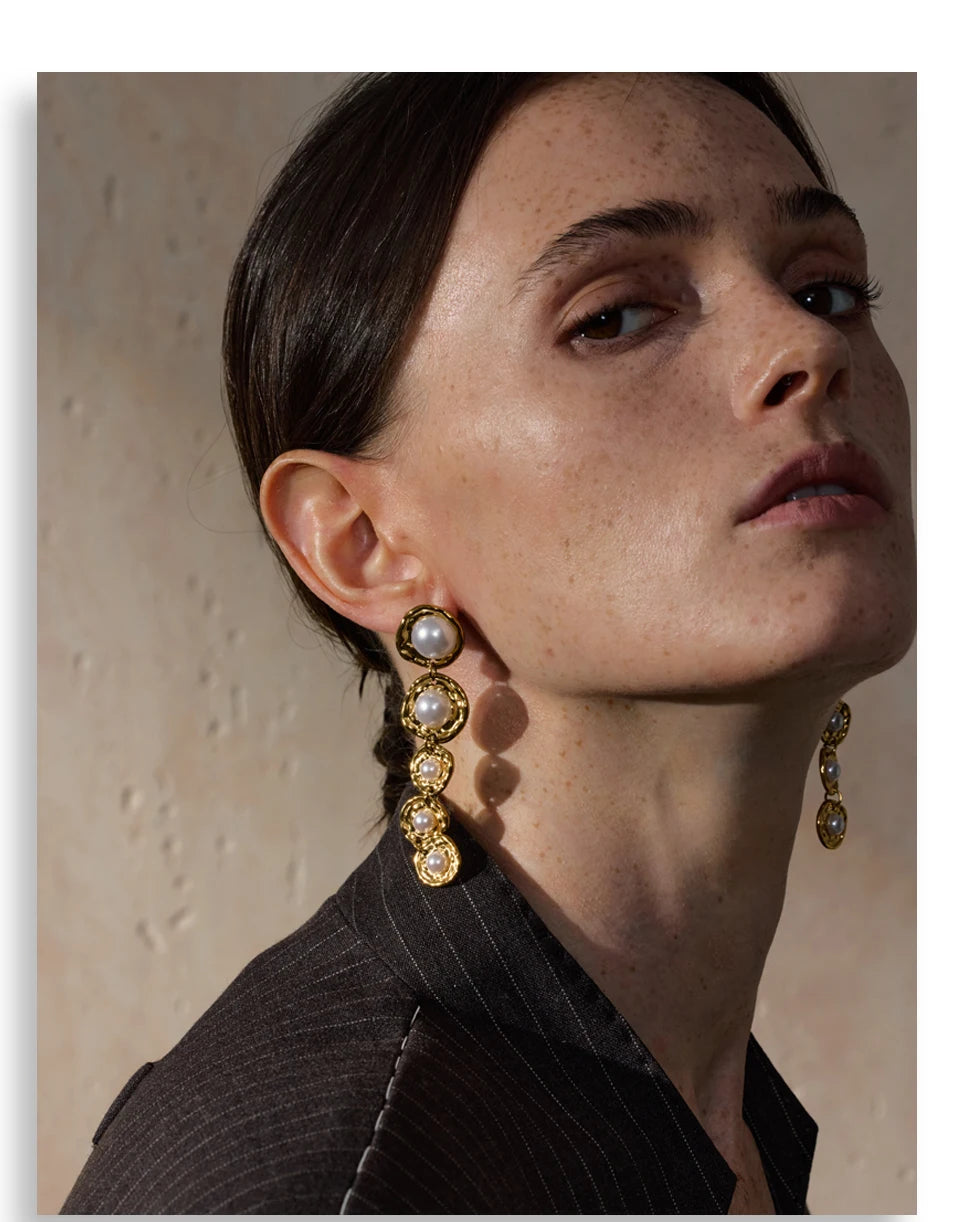 Pearl geometric earrings in gold-plated stainless steel with pearl.