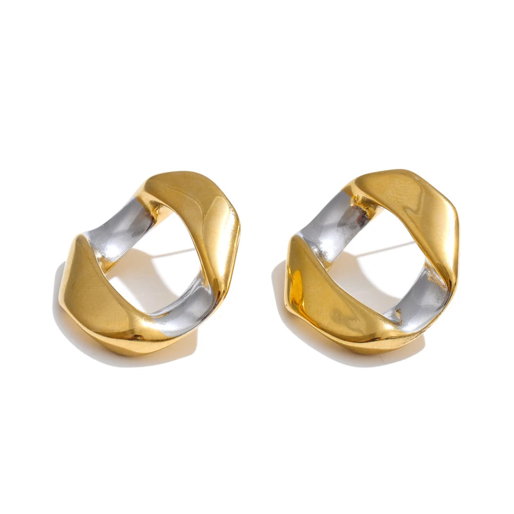 Geometric earrings in gold-plated stainless steel.