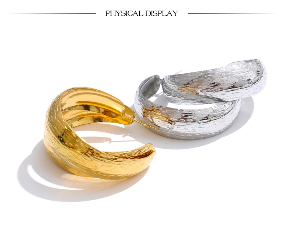 Geometric earrings in gold-plated stainless steel.