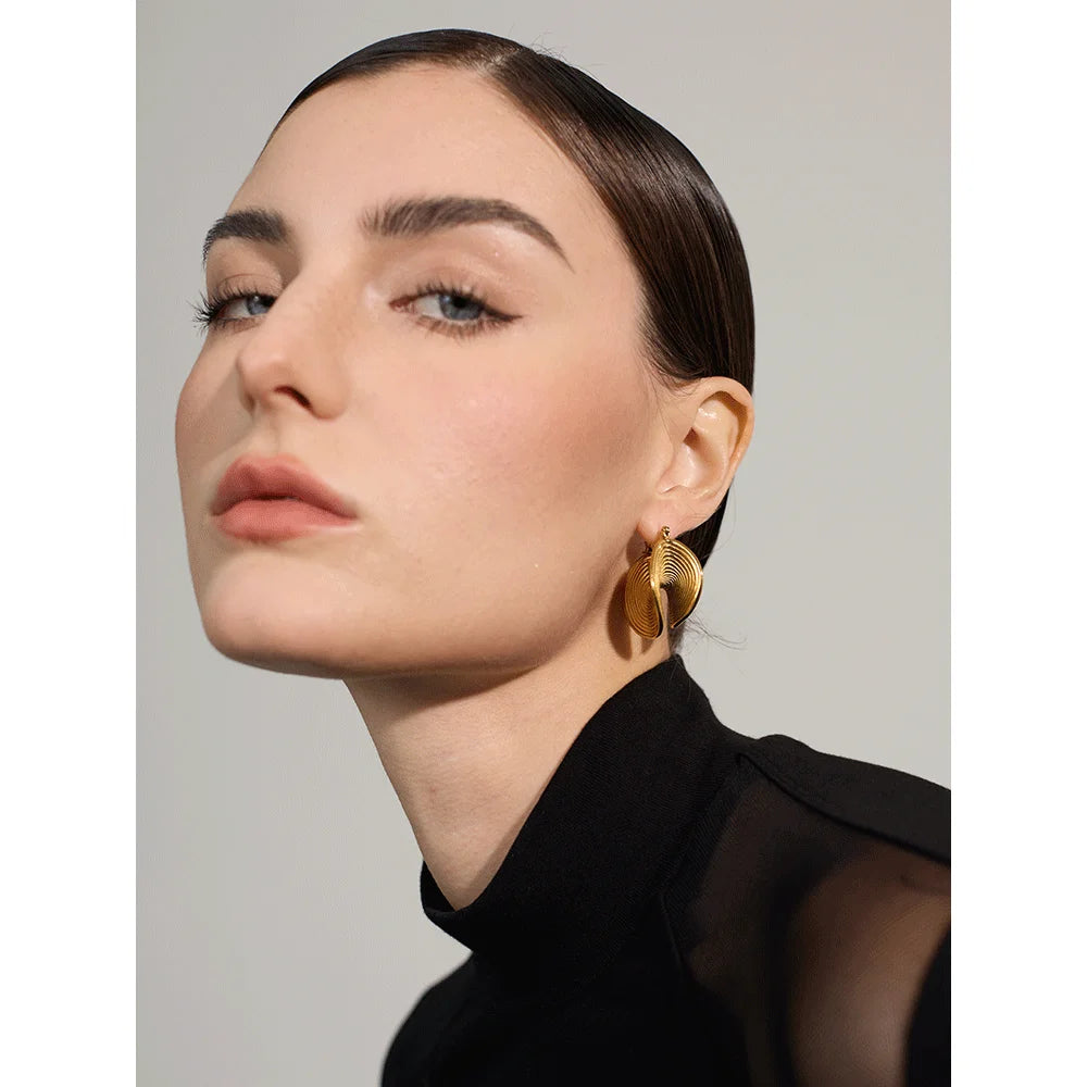Geometric earrings in gold-plated stainless steel.