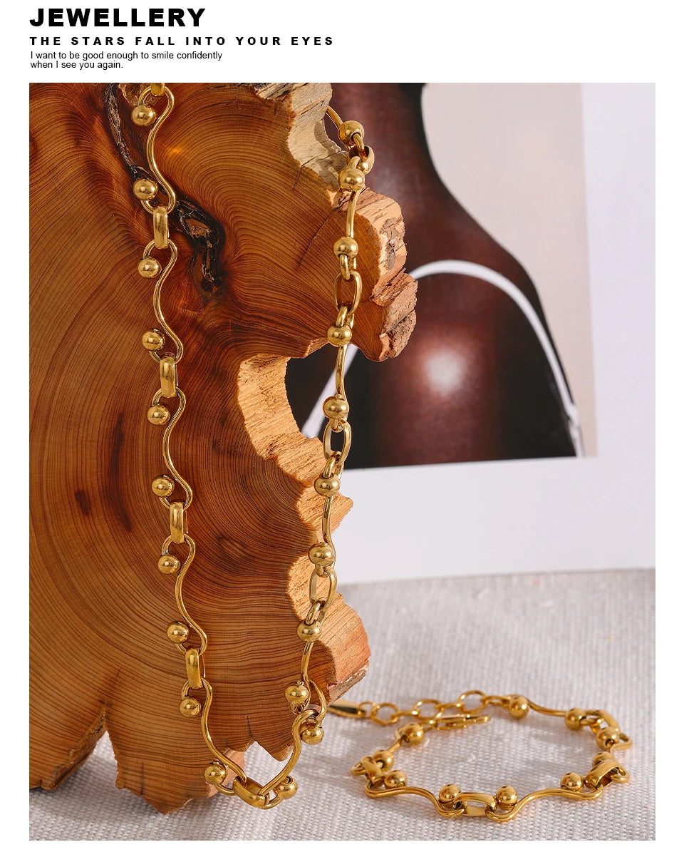 Geometric chain necklace in 18K gold-plated stainless steel.