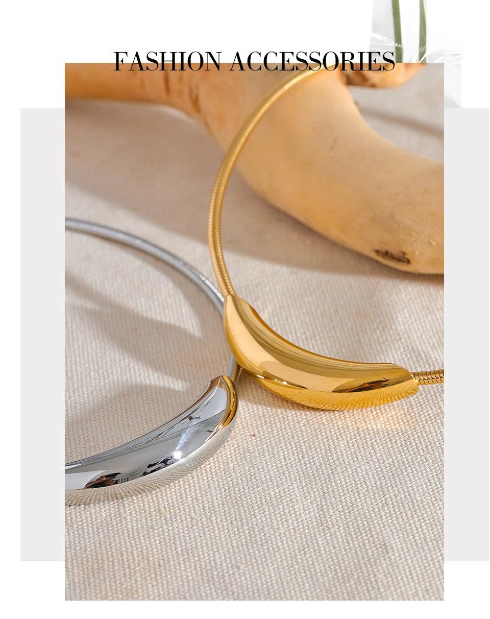 Geometric chain necklace in gold-plated stainless steel.