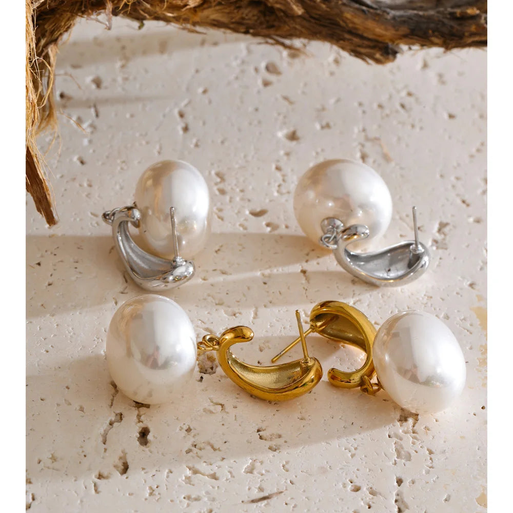 Pearl geometric earrings in gold-plated stainless steel with pearl.