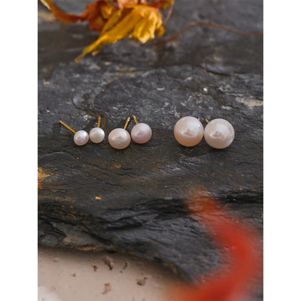 Freshwater pearl geometric earrings in gold-plated stainless steel with freshwater pearl.