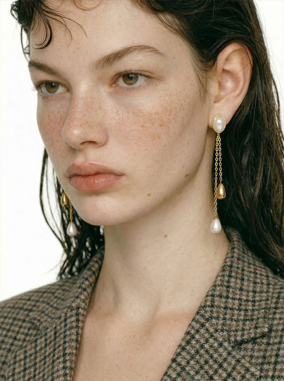 Pearl geometric chain earrings in gold-plated stainless steel with pearl.