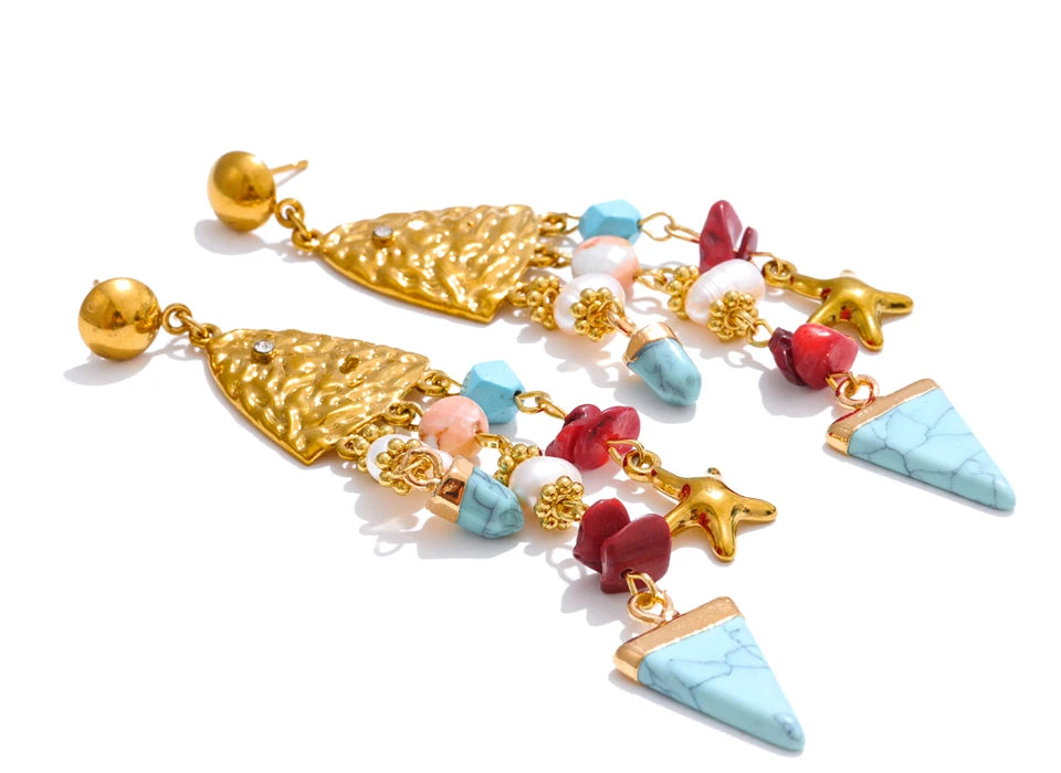 Freshwater pearl resin geometric earrings in gold-plated 316L stainless steel with freshwater pearl and resin.