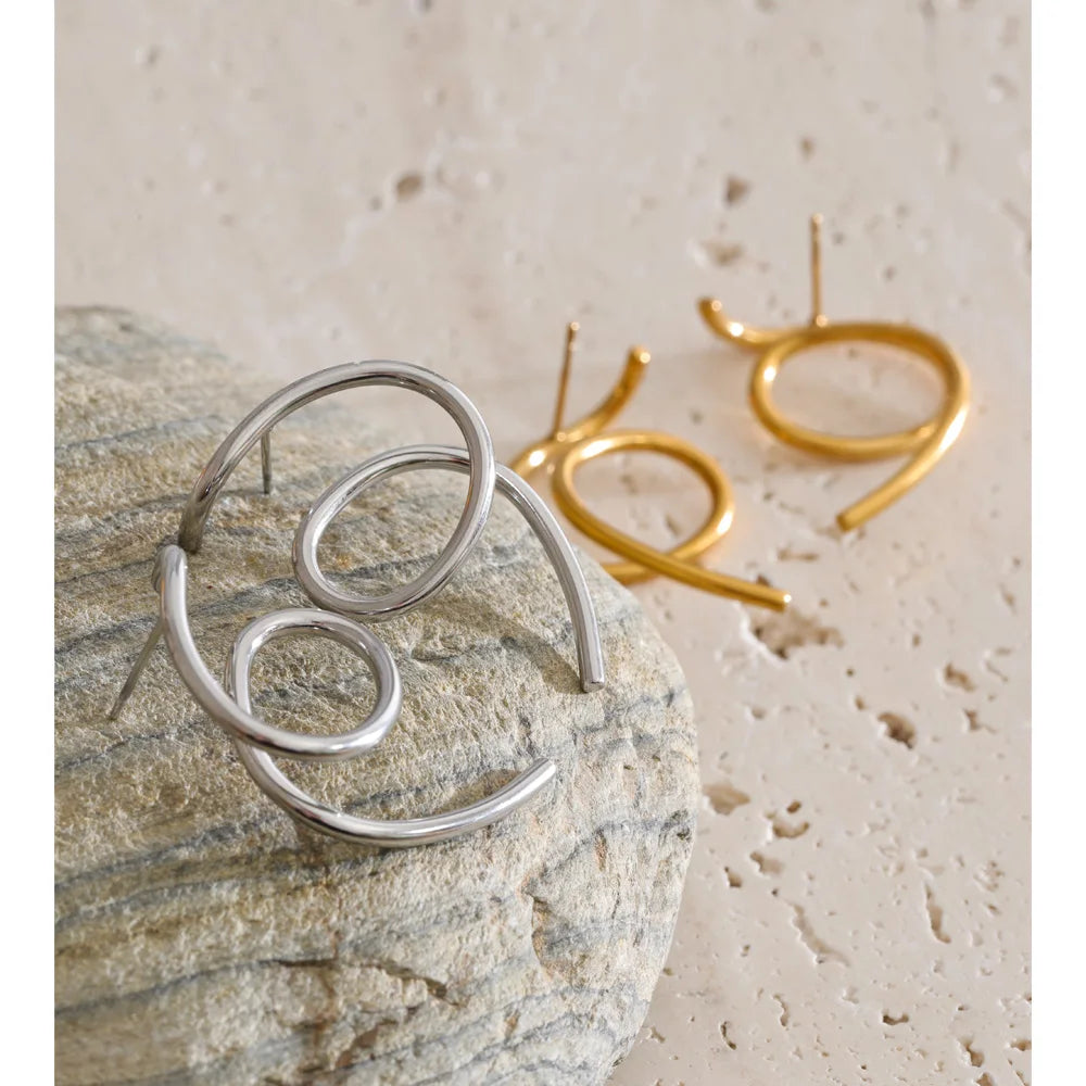 Geometric earrings in gold-plated stainless steel.