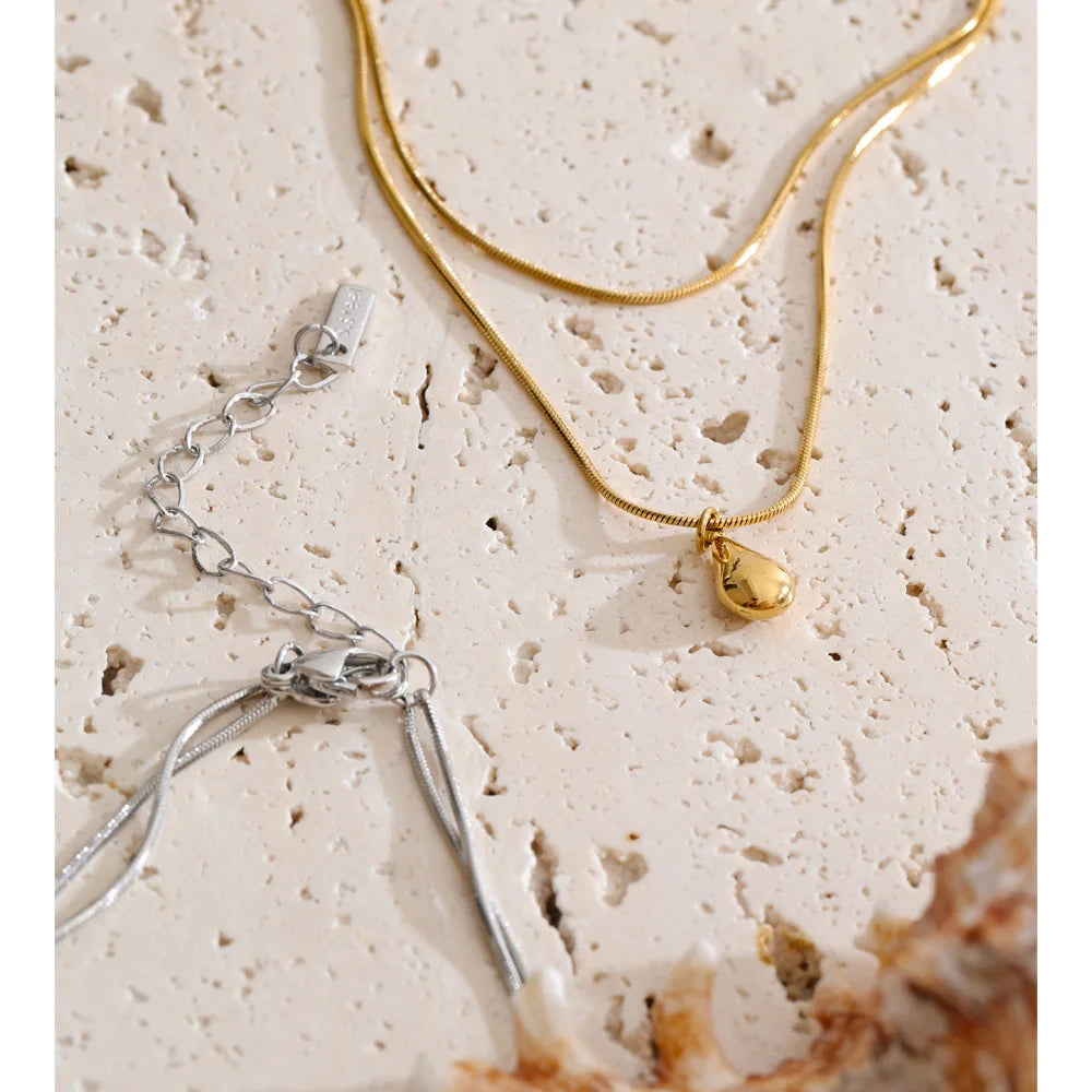 Geometric chain necklace in gold-plated stainless steel.