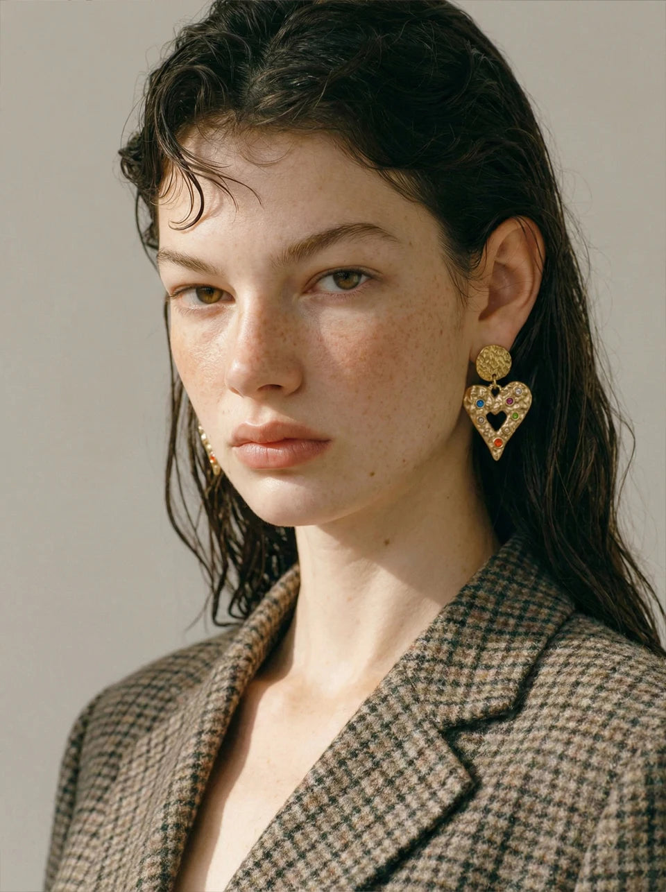 Cubic zirconia heart hammered earrings in gold-plated stainless steel with cubic zirconia.