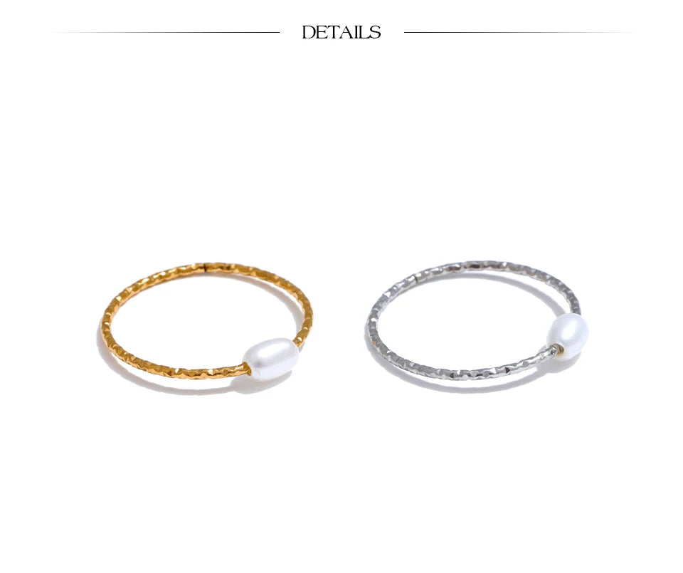 Freshwater pearl geometric ring in gold-plated stainless steel with freshwater pearl.