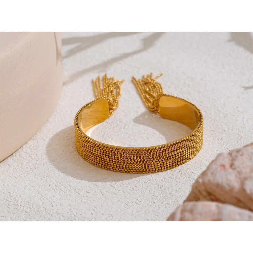 Geometric chain necklace in gold-plated stainless steel.