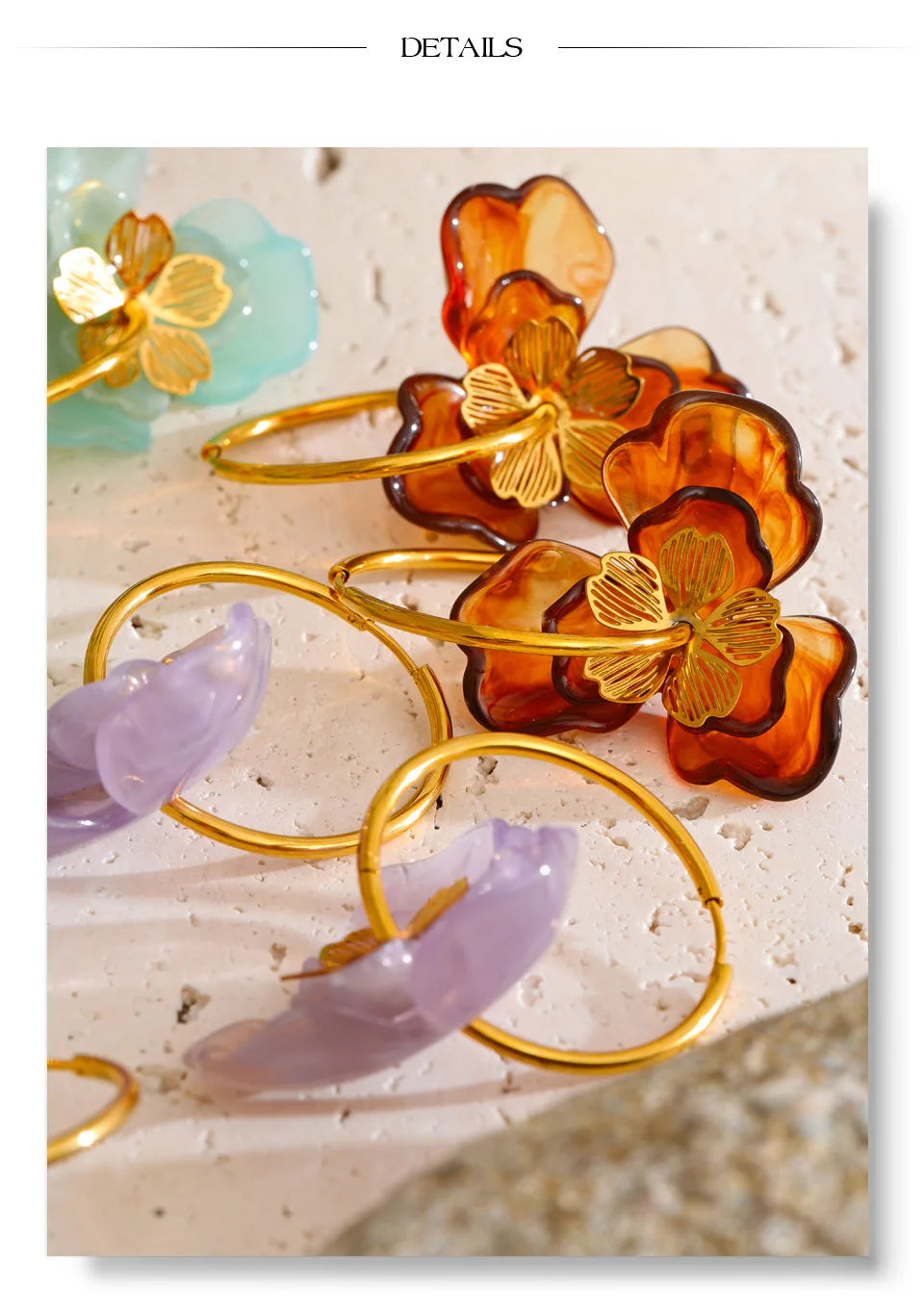 Resin flower earrings in gold-plated stainless steel with resin.