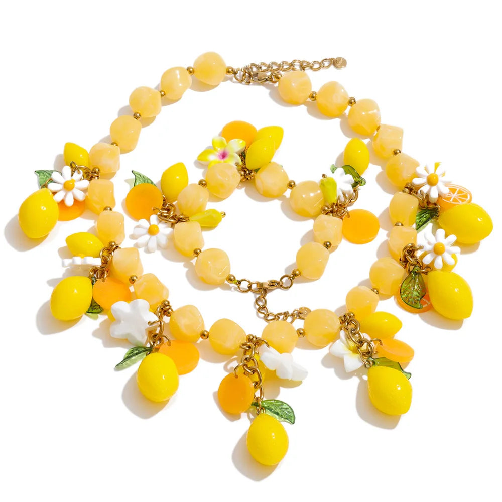 Resin geometric necklace in gold-plated stainless steel with resin.
