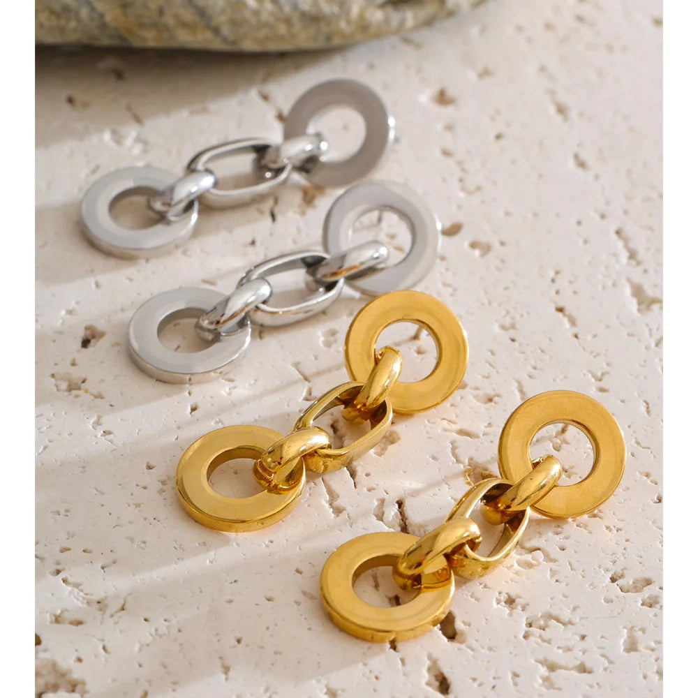 Geometric chain earrings in gold-plated stainless steel.