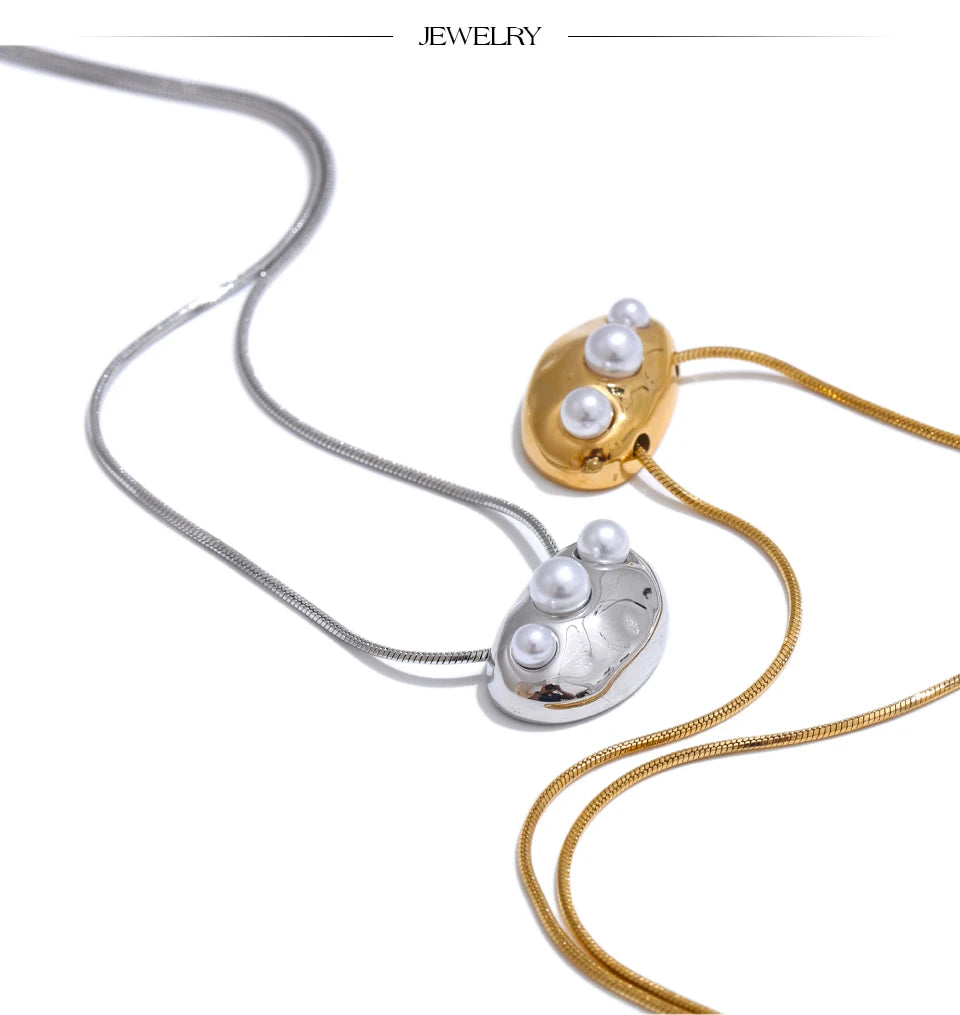 Pearl geometric necklace in gold-plated stainless steel with pearl.