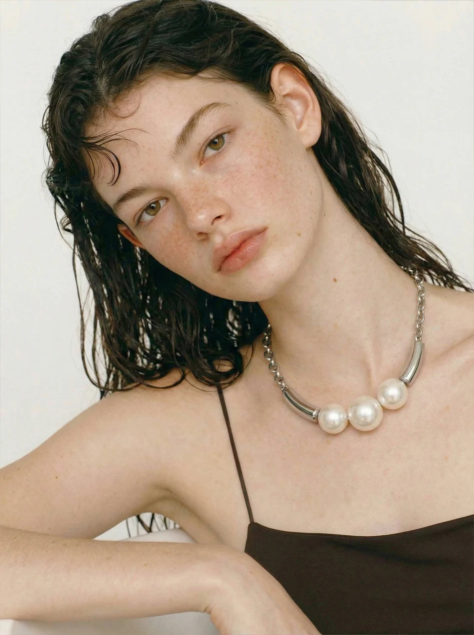 Pearl beaded geometric necklace in gold-plated stainless steel with pearl.