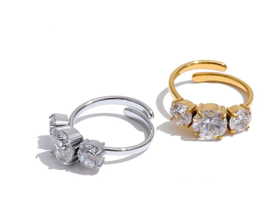 Cubic zirconia minimalist geometric ring in 18K gold-plated stainless steel with cubic zirconia.
