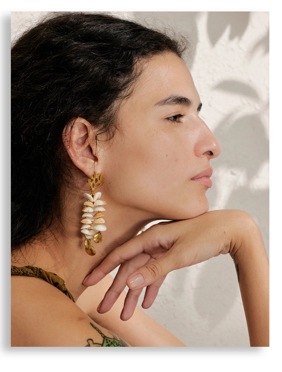 Shell geometric earrings in gold-plated stainless steel with shell.