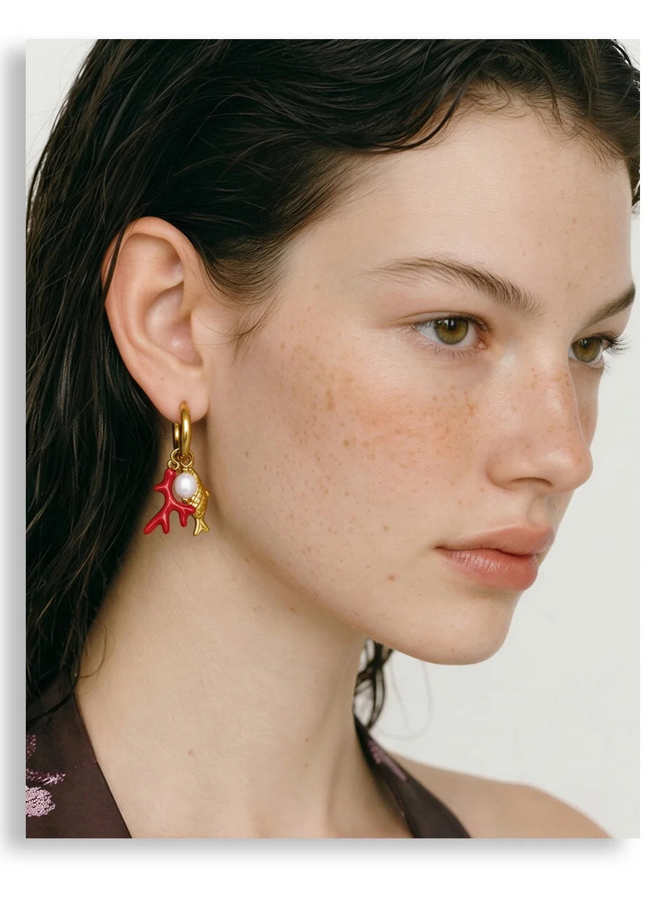 Freshwater pearl geometric earrings in gold-plated stainless steel with freshwater pearl.