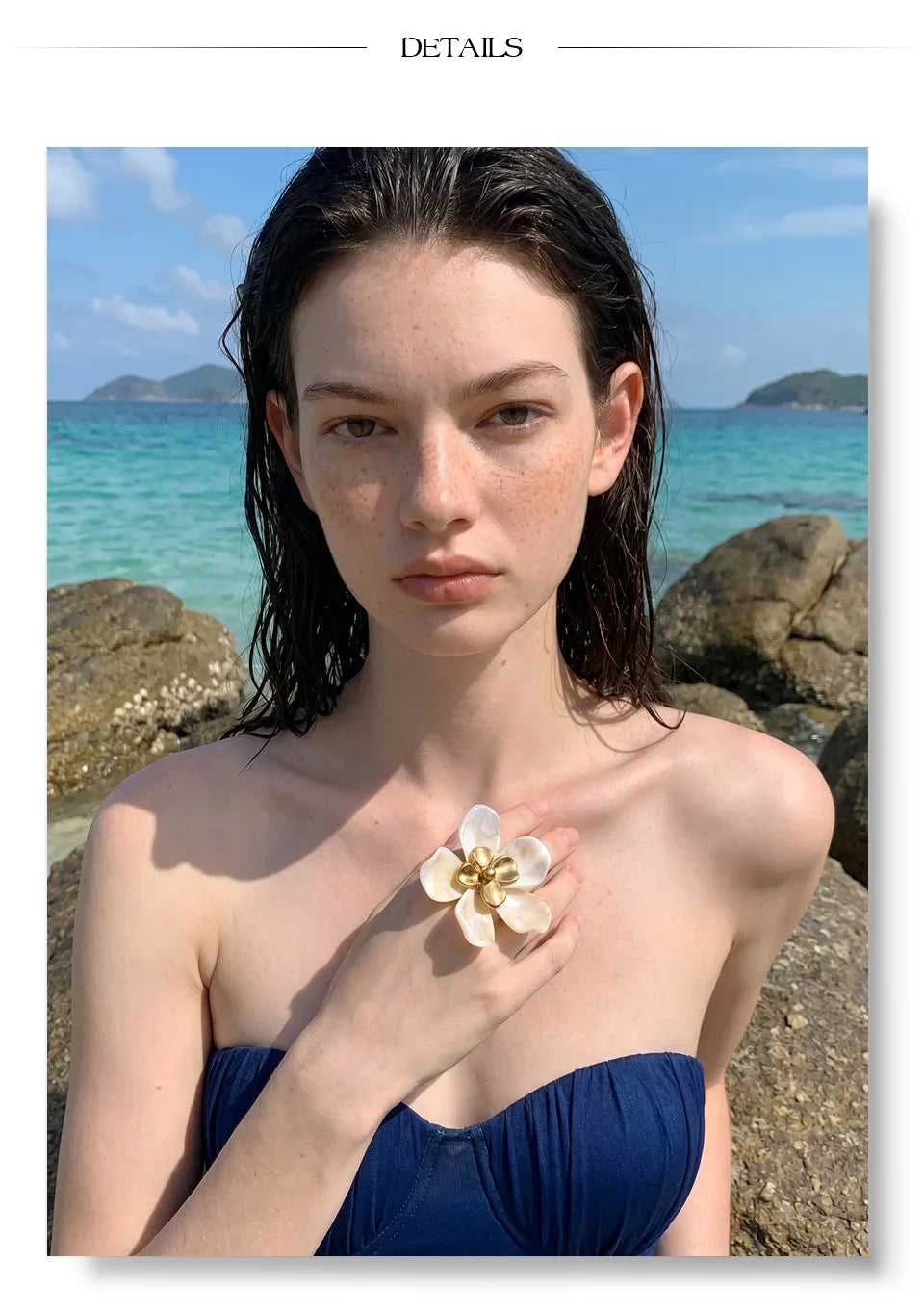 Resin flower ring in 18K gold-plated stainless steel with resin.