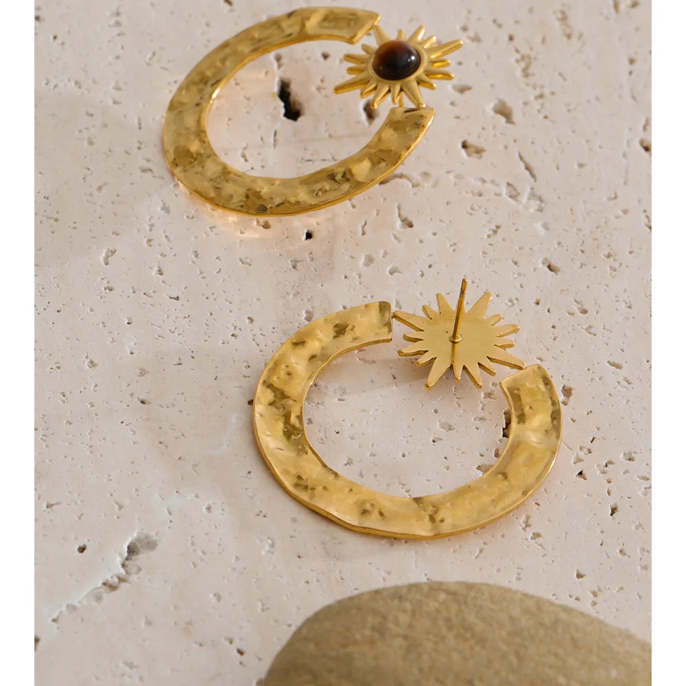 Natural stone star geometric earrings in gold-plated stainless steel with natural stone.