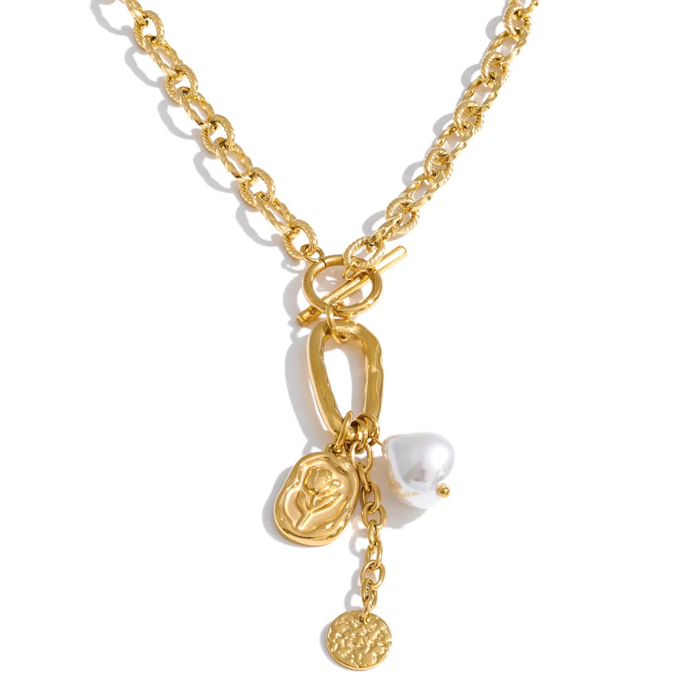 Pearl flower geometric necklace in gold-plated stainless steel with pearl.