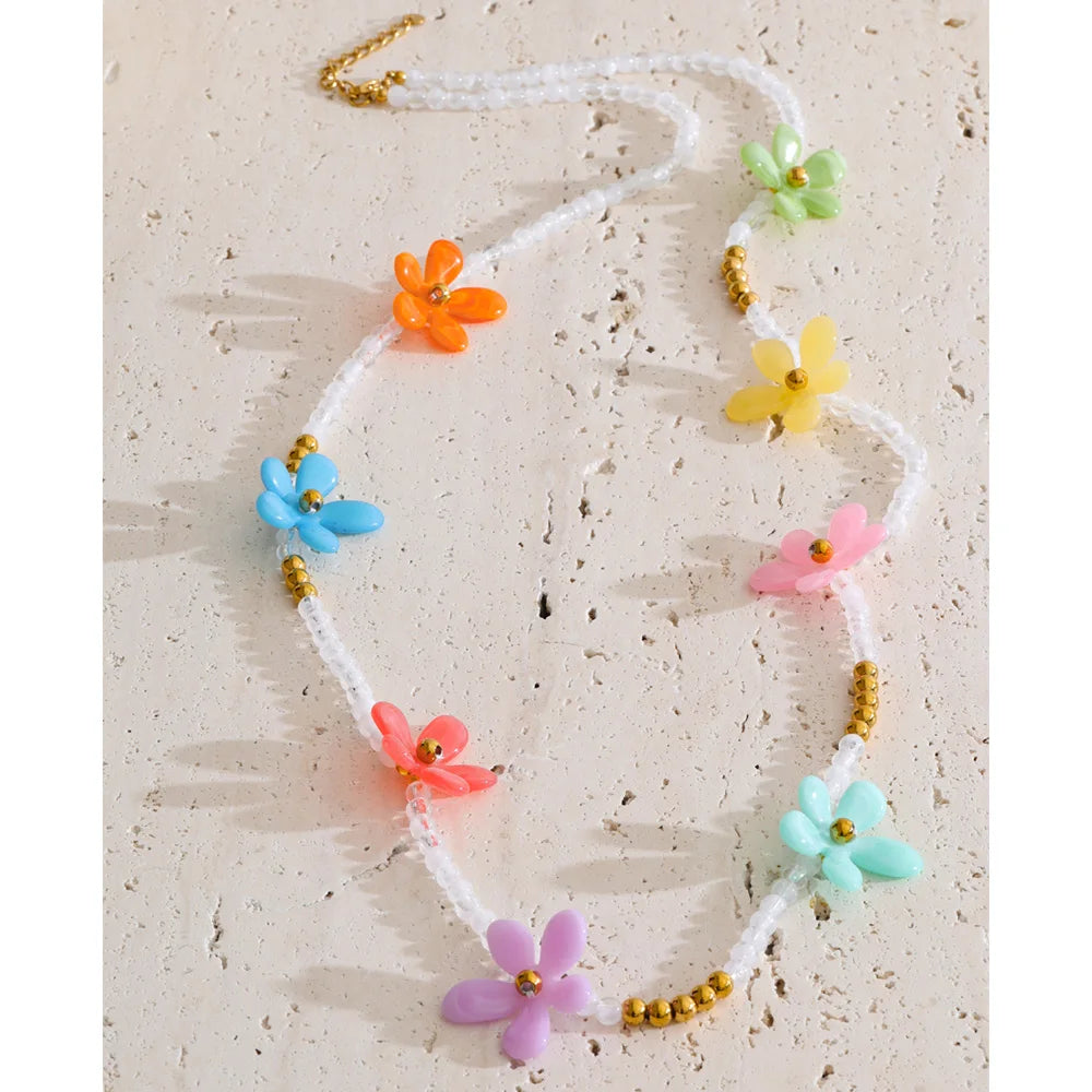 Pearl resin flower necklace in gold-plated stainless steel with pearl and resin.