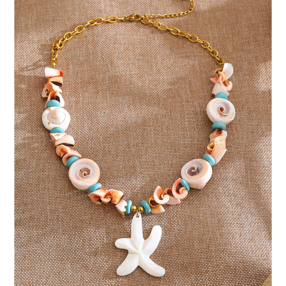 Shell star geometric necklace in gold-plated stainless steel with shell.