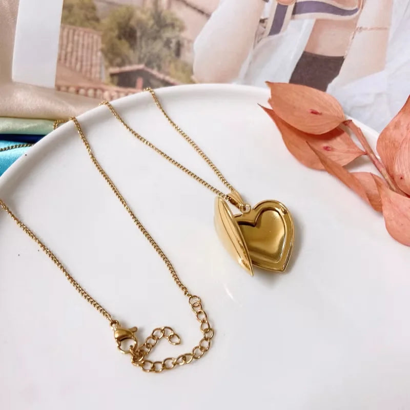 Personality Design Stainless Steel Can Be Opened And Closed Oval Photo Album necklace Valentine Gift for Her