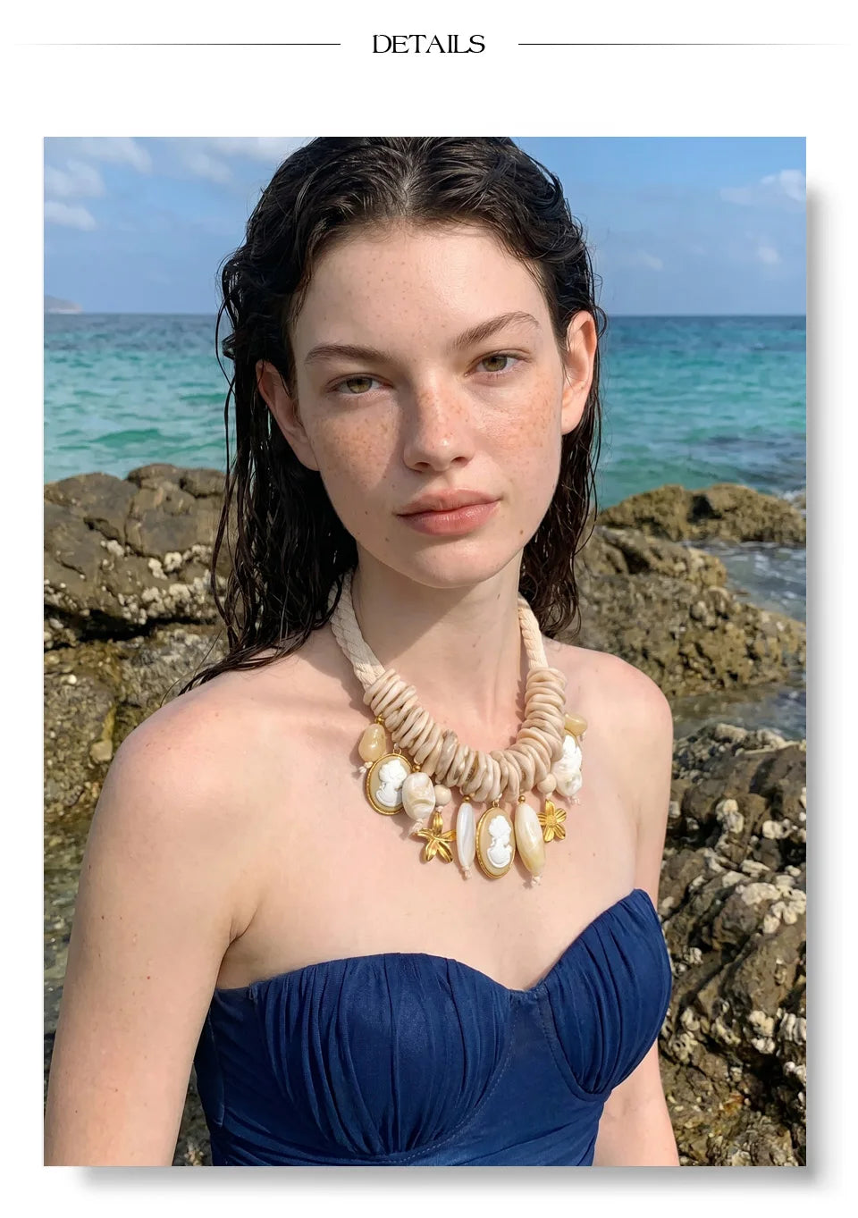 Resin flower geometric necklace in gold-plated stainless steel with resin.