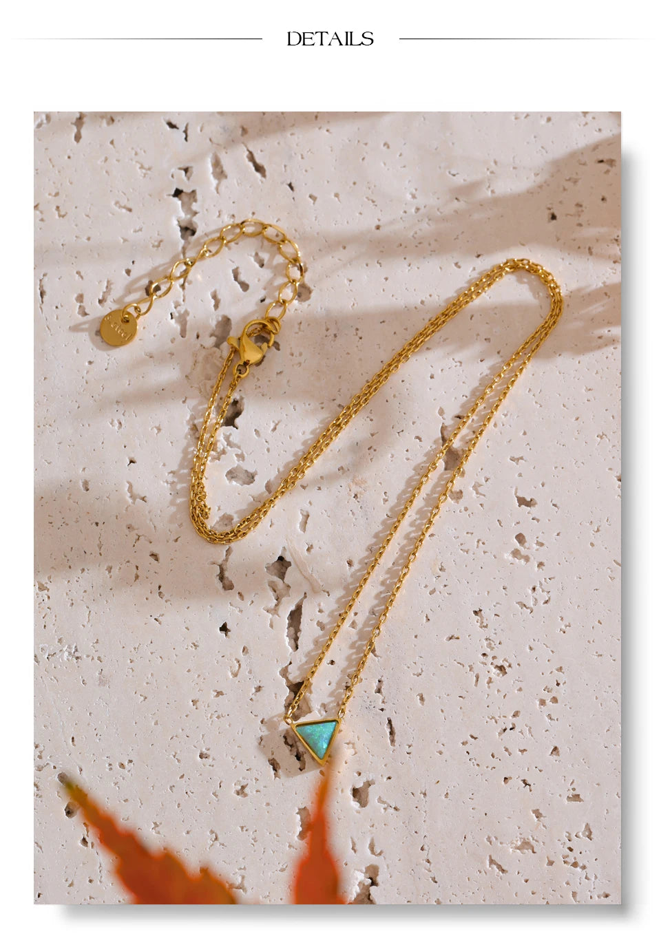 Natural stone geometric necklace in gold-plated stainless steel with natural stone.