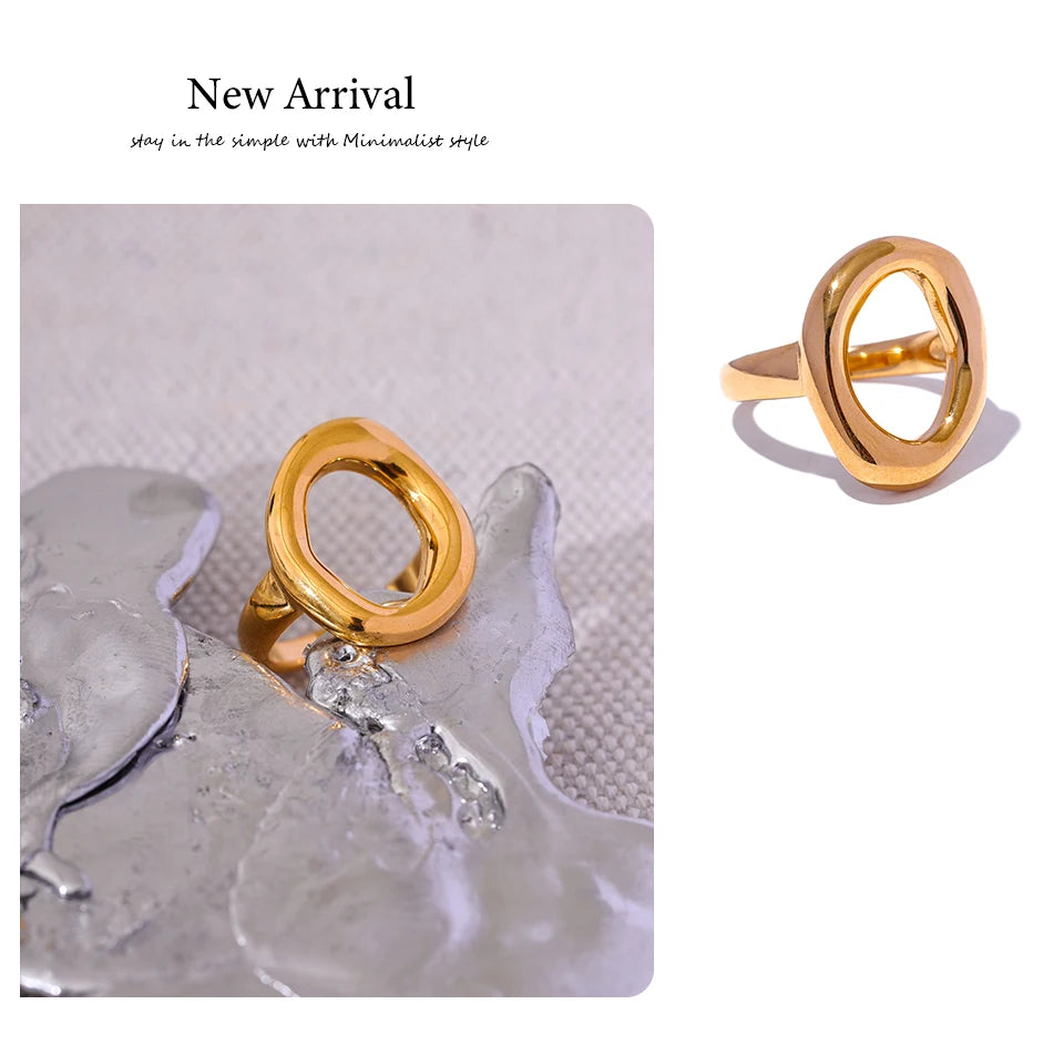 Minimalist geometric ring in 18K gold-plated stainless steel.