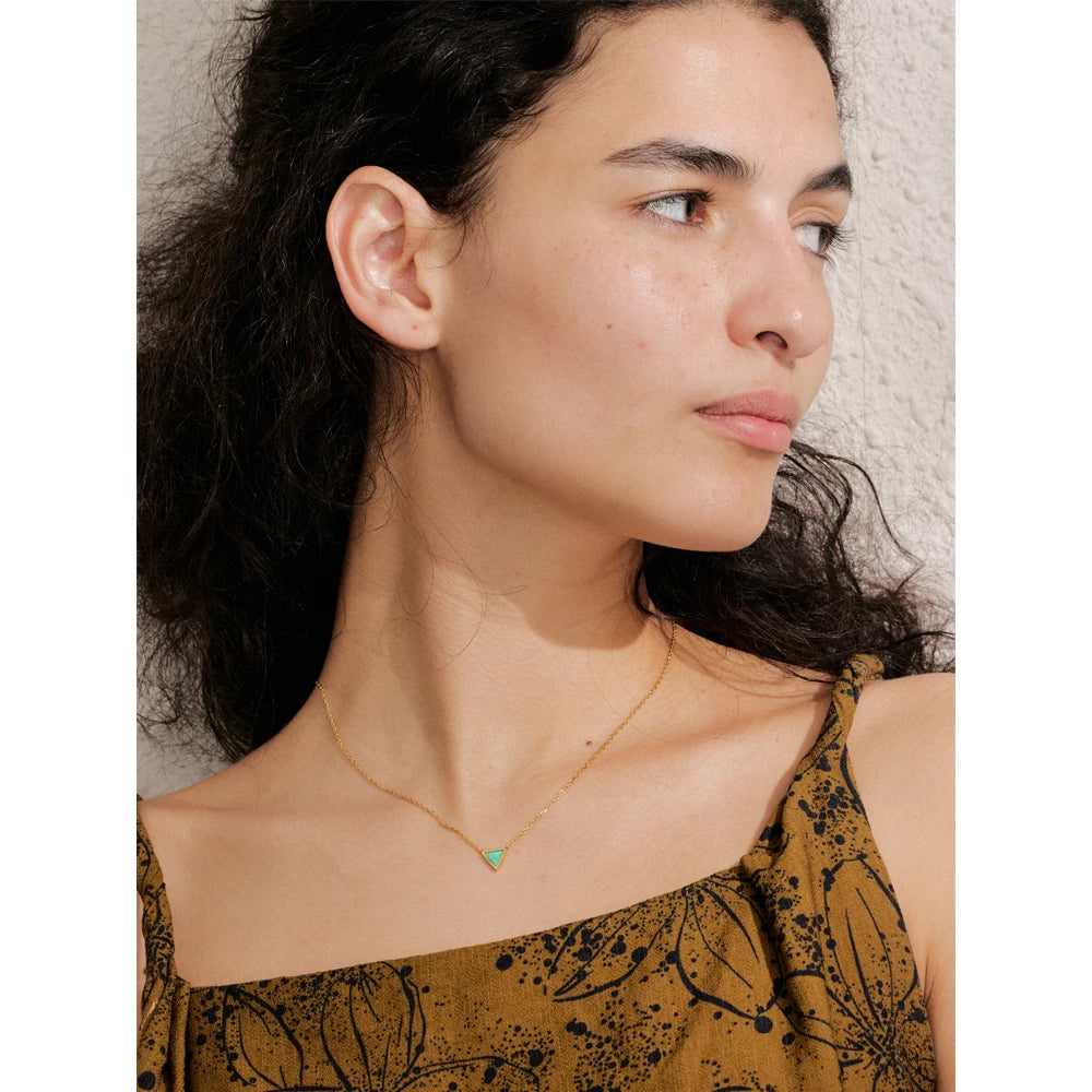 Natural stone geometric necklace in gold-plated stainless steel with natural stone.