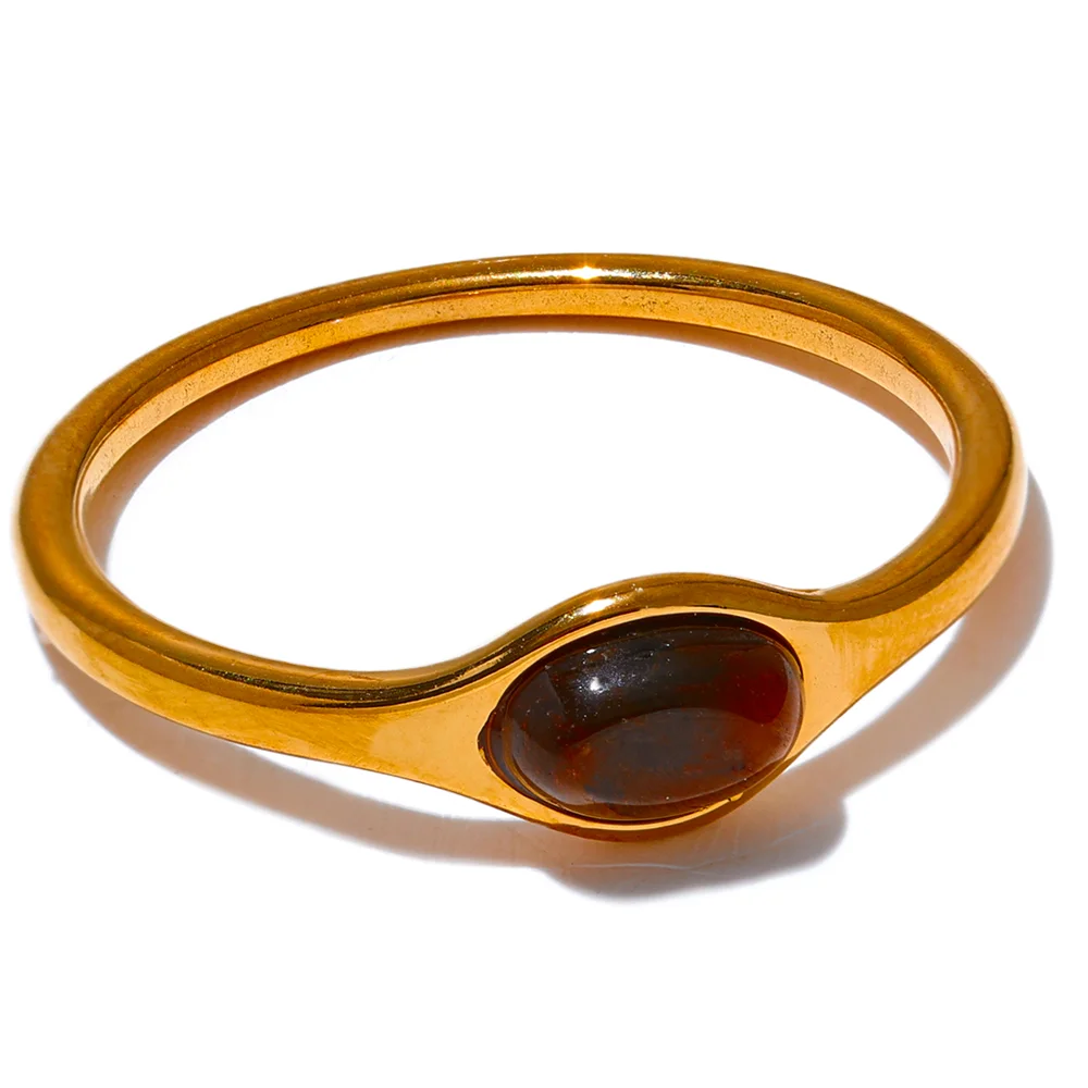 Natural stone geometric ring in 18K gold-plated stainless steel with natural stone.