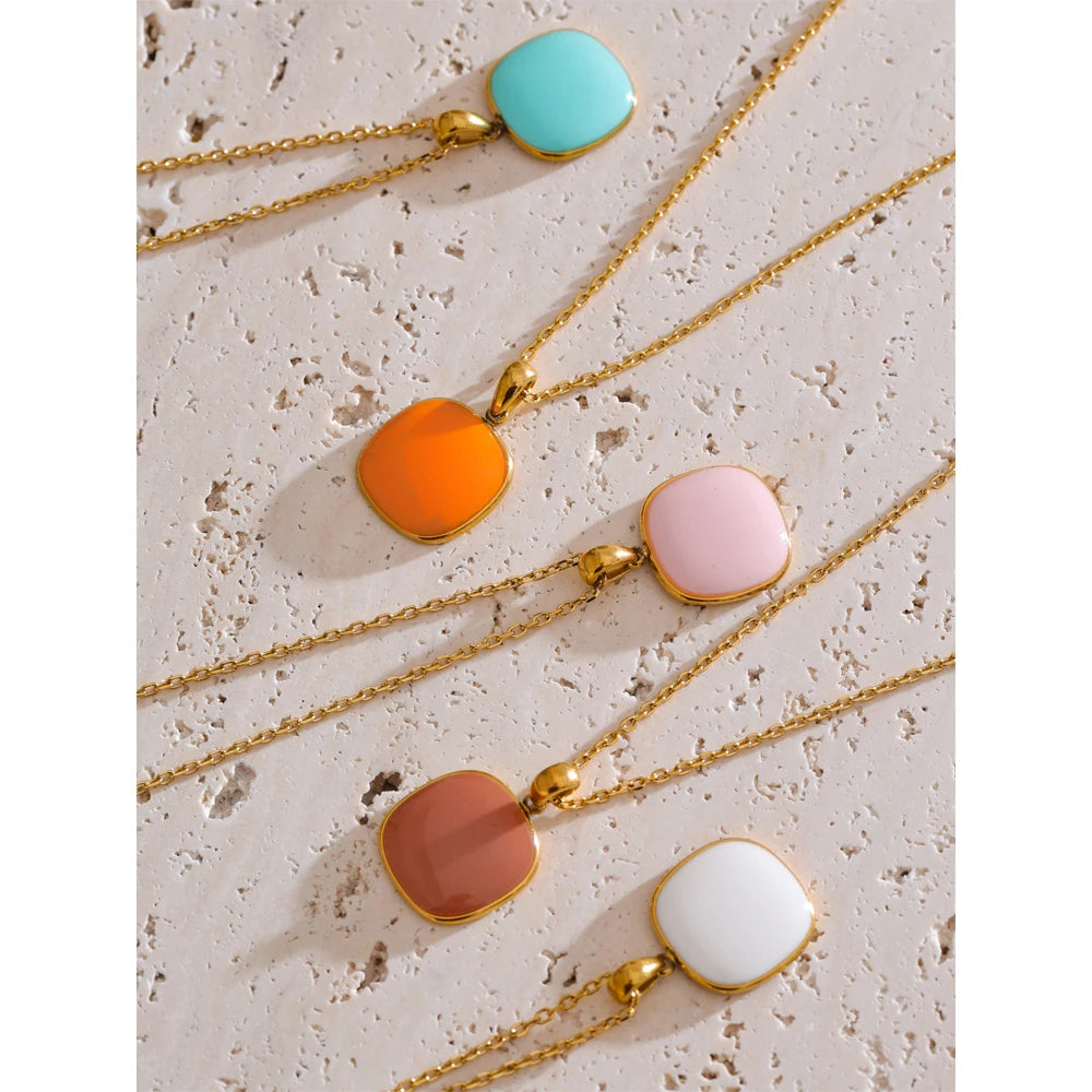 Geometric necklace in gold-plated stainless steel.