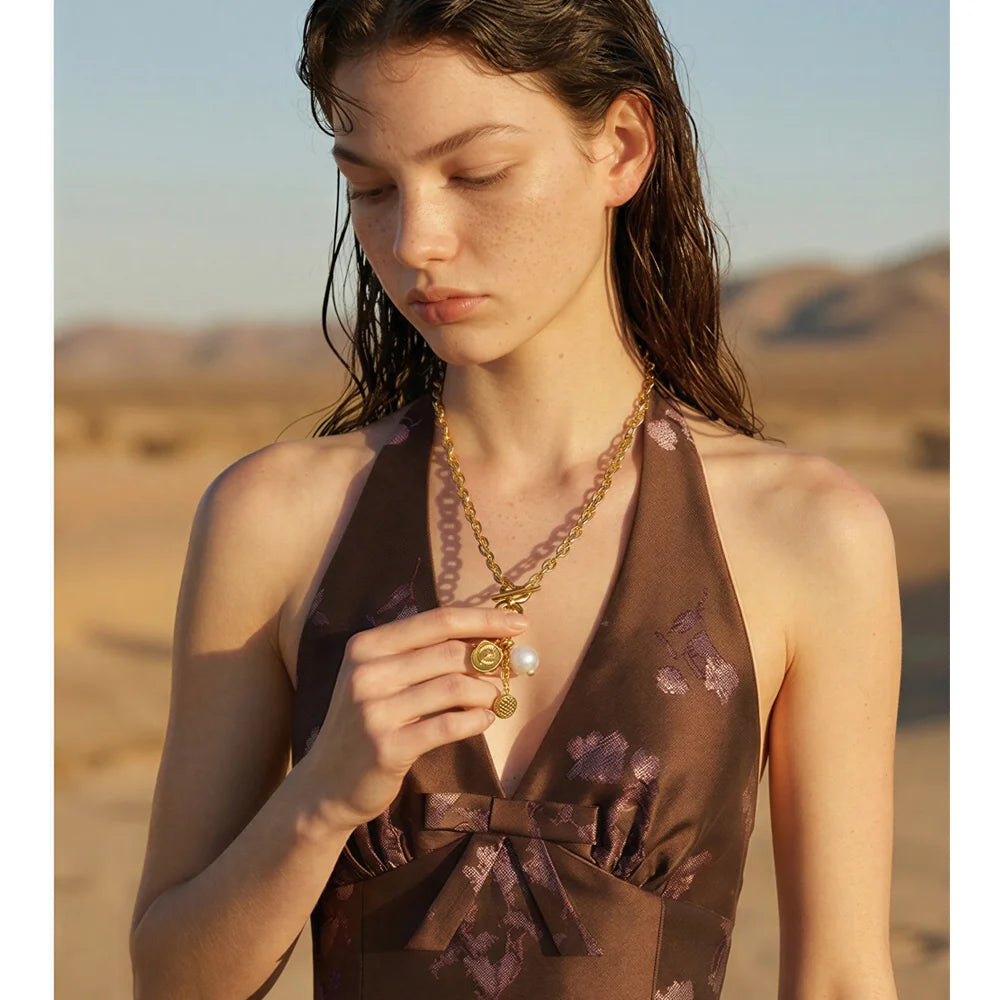 Pearl flower geometric necklace in gold-plated stainless steel with pearl.