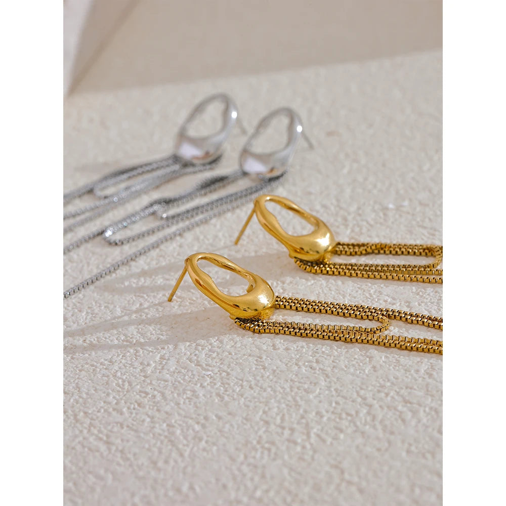 Geometric chain earrings in gold-plated 316L stainless steel.
