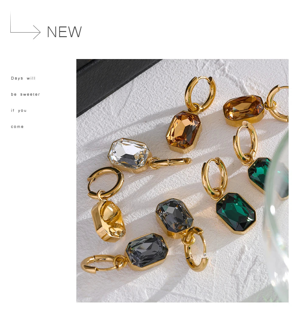 Green cubic zirconia geometric earrings in 18K gold-plated stainless steel with cubic zirconia.