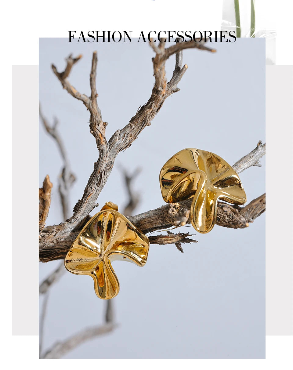 Flower earrings in gold-plated 316L stainless steel.