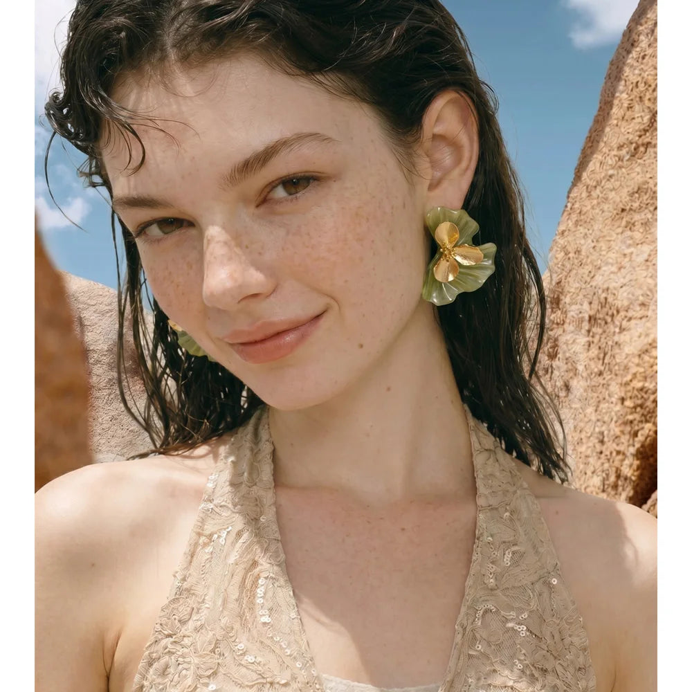 Green resin flower earrings in gold-plated stainless steel with resin.