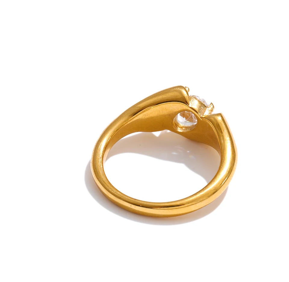 Cubic zirconia geometric ring in 18K gold-plated stainless steel with cubic zirconia.