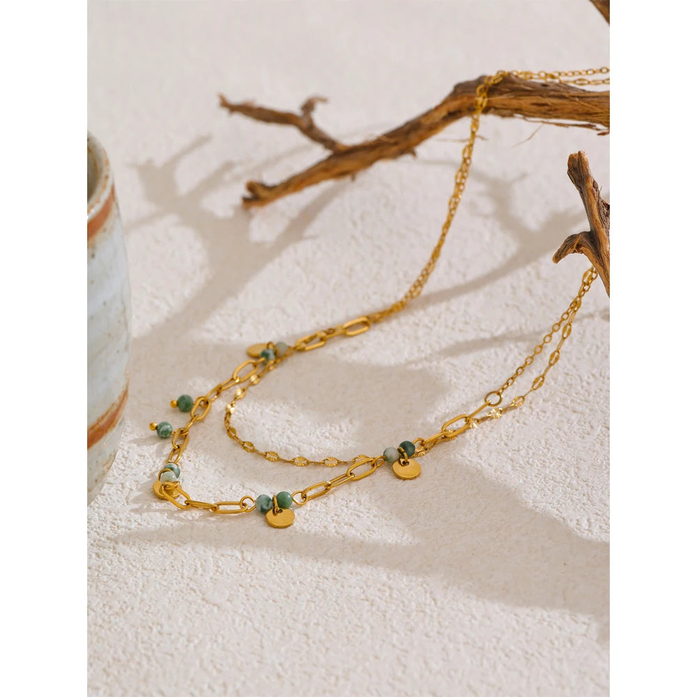 Green natural stone geometric necklace in gold-plated stainless steel with natural stone.