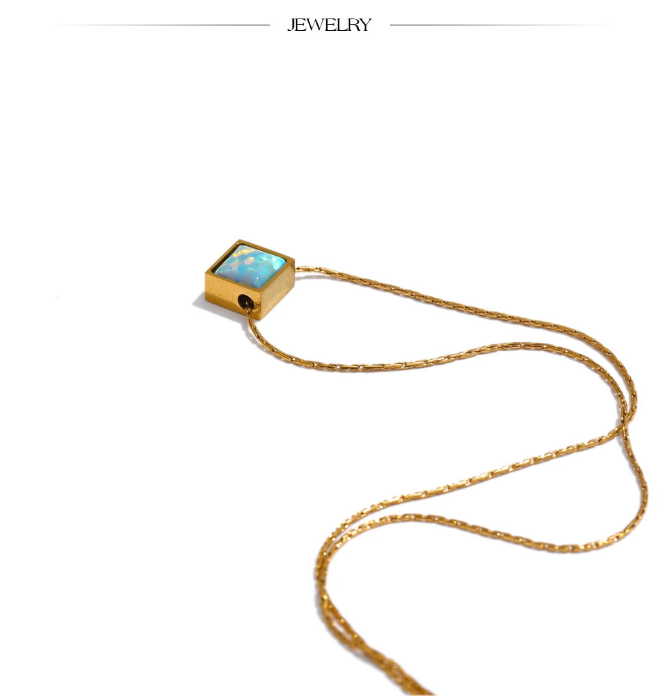Natural stone geometric necklace in gold-plated stainless steel with natural stone.