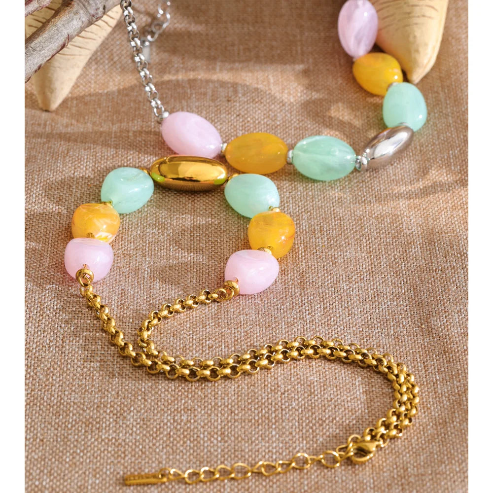 Resin natural stone geometric necklace in gold-plated stainless steel with natural stone and resin.