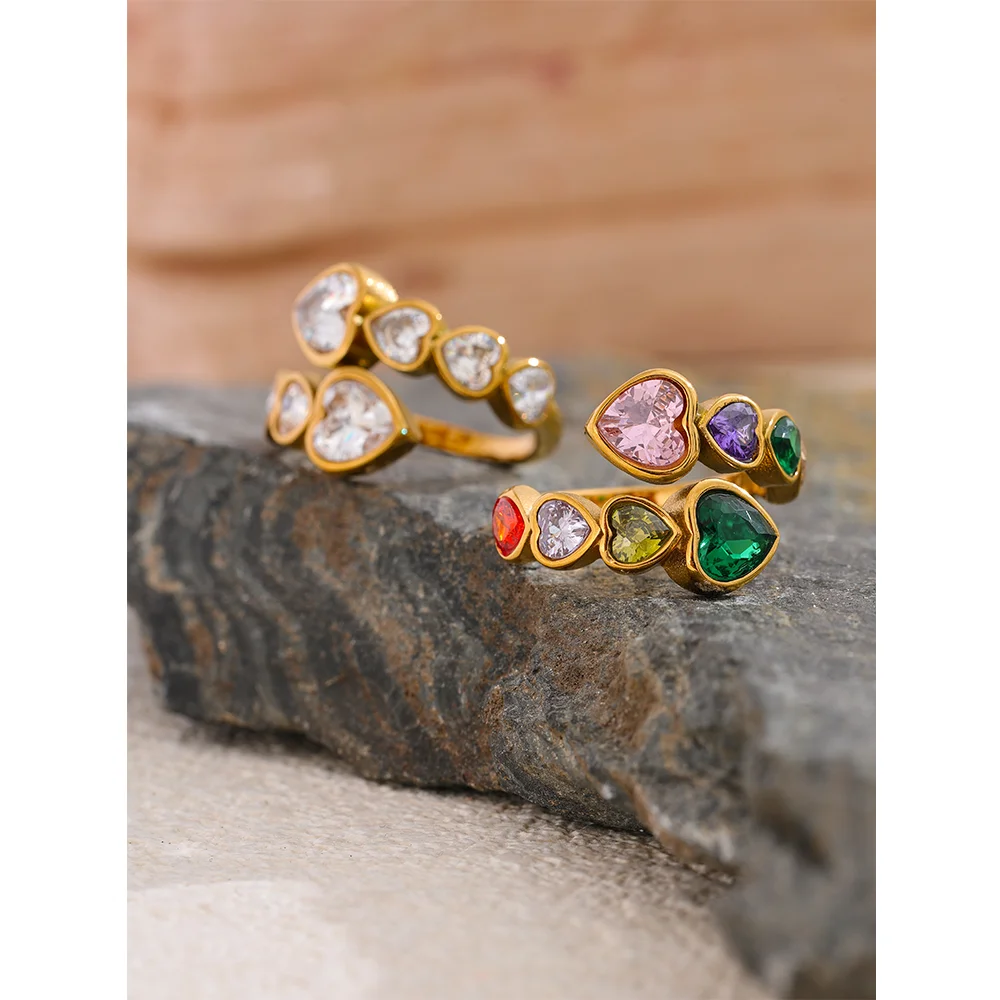 Cubic zirconia heart ring in 18K gold-plated stainless steel with cubic zirconia.