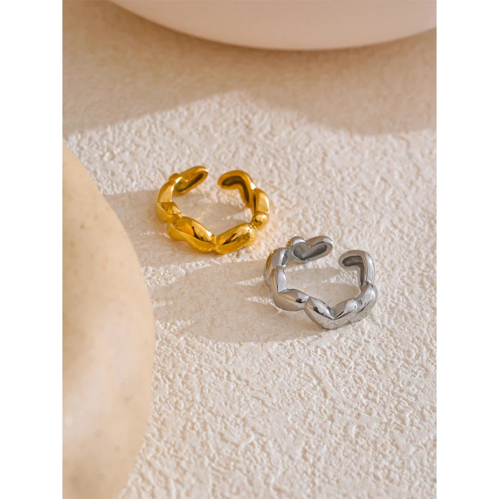 Heart geometric ring in 18K gold-plated stainless steel.
