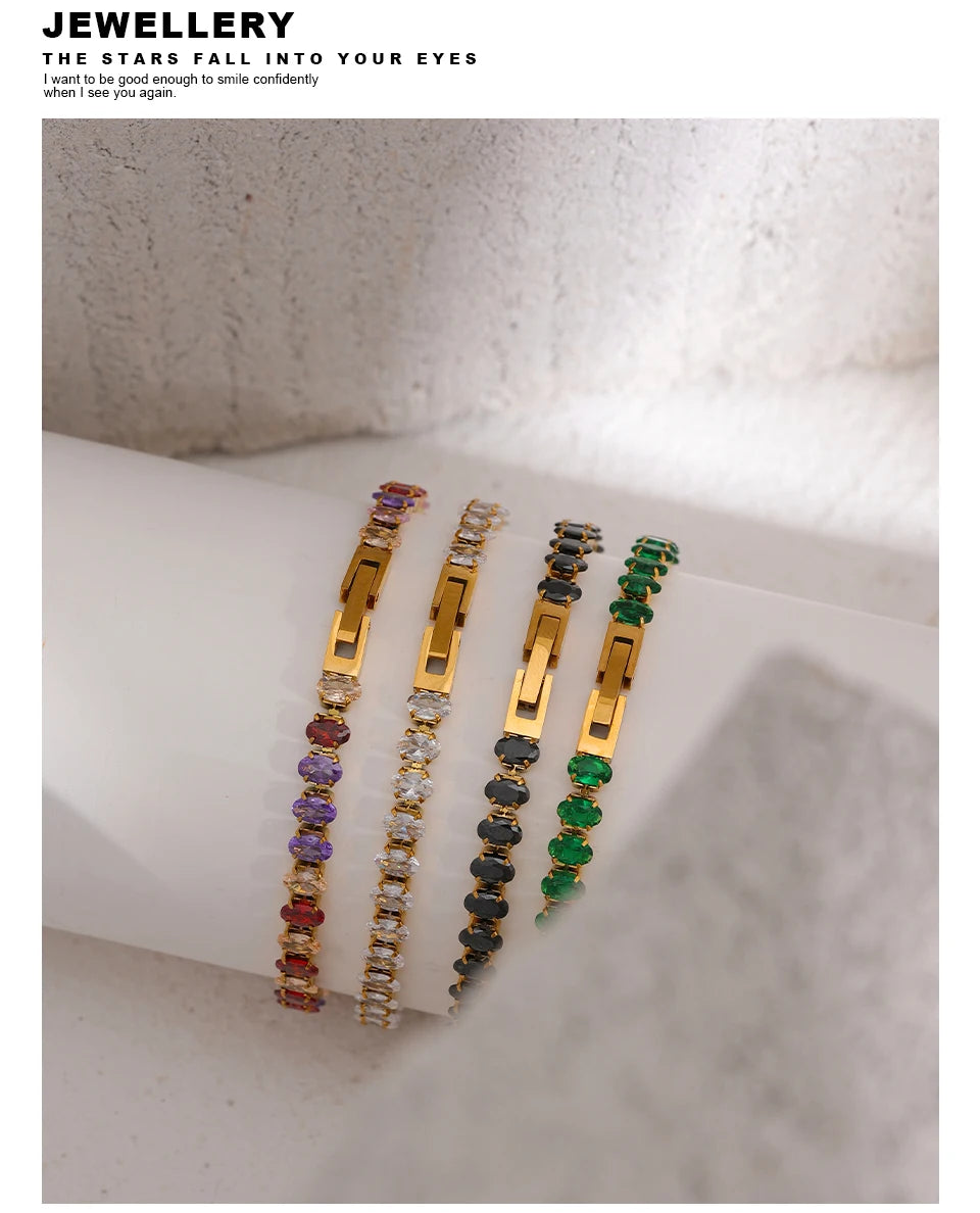 Cubic zirconia geometric necklace in gold-plated stainless steel with cubic zirconia.